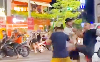 Video: Người đàn ông đạp ngã phụ nữ sau va chạm giao thông ở Hải Phòng