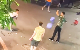 Video: Công an vào cuộc điều tra vụ du khách bị 'ném ghế' ở phố cổ Hà Nội