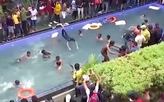 Video: Người biểu tình tắm hồ bơi, leo nóc dinh thự tổng thống Sri Lanka
