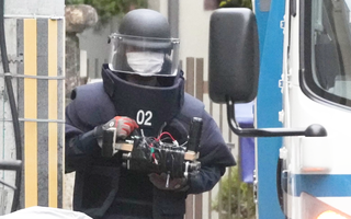 Video: Cảnh sát tìm thấy 5 khẩu súng tự chế khi lục soát tại nhà nghi phạm ám sát ông Abe Shinzo