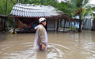 Video: Mưa to gió lớn, sạt lở đê khiến hàng trăm căn nhà chìm trong biển nước