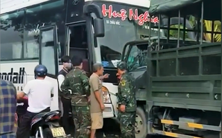 Video: Xe khách Huệ Nghĩa lấn trái, 'đấu đầu' với xe quân sự trên tỉnh lộ 941 ở An Giang