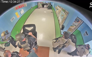Video: Công bố video cảnh sát chần chừ trong vụ xả súng ở trường học làm 21 người tử vong