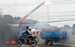 Video: Xe cẩu vướng dây điện tóe lửa, 4 người bị điện giật