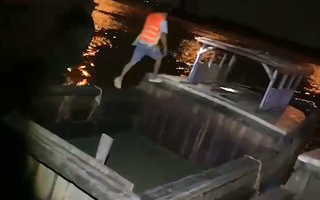 Video: Truy bắt nhóm người dùng ghe máy hút trộm cát lúc nửa đêm trên sông Đồng Nai