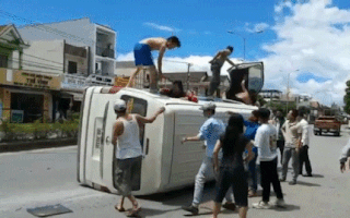 Video: Lật xe chở 14 hành khách mang quốc tịch Lào, người dân phá cửa ứng cứu