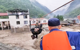 Video: Lực lượng cứu hộ dùng ròng rọc cứu nhiều người bị mắc kẹt trong lũ