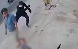 Video: Một người mặc đồ đen, bịt kín mặt chém người đàn ông đang đi bộ