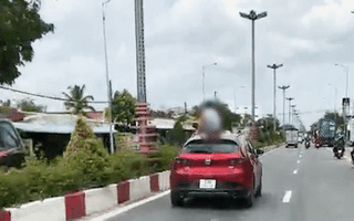 Video: Phạt nữ tài xế để con ngồi trên nóc ô tô khi xe đang lao vun vút trên quốc lộ 1 ở Tiền Giang