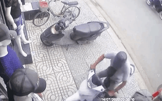 Video: Vào cửa hàng thời trang lấy trộm xe máy, bỏ lại xe cũ ở TP.HCM