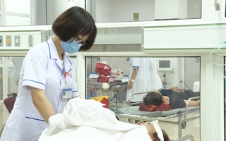 Video: Hàng chục y, bác sĩ xin nghỉ việc tại Đắk Lắk
