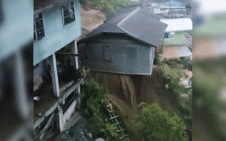 Video: Lũ quét tạo 'thác ngầm' suýt cuốn phăng ngôi nhà