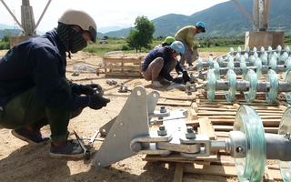 “Cuộc chạy đua” với thời tiết trên công trường điện Ninh Thuận
