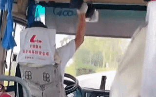 Video: Bất ngờ với hình ảnh tài xế xe khách vừa tập tạ vừa lái xe, chuyển vụ việc cho cảnh sát