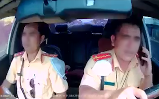 Video: Làm rõ vụ CSGT vừa lái xe, vừa nghe điện thoại và có lời nói thô tục khi đang làm nhiệm vụ ở Hậu Giang