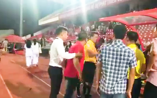 Video: Tóm cổ, nhổ nước bọt vào mặt trọng tài FIFA Hoàng Ngọc Hà trên sân Lạch Tray sau trận đấu tối 19-7