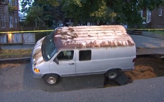 Video: Khoảnh khắc chiếc xe tải rơi xuống hố tử thần