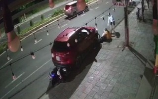 Video: Bắt người đàn ông lái ô tô tông vào xe máy chở vợ đã ly hôn