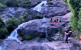 Video: Nam du khách ngã thác nước cao tử vong, thi thể được tìm thấy ở suối Bà La