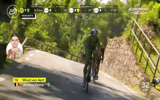 Video: Đang bứt phá về đích, VĐV ở Tour de France tông ô tô tiếp tế của đối thủ
