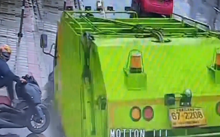 Video: Khoảnh khắc người đi xe máy tháo chạy thoát thân khi xe rác lao thẳng tới