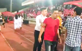Video: Sau sự cố CĐV chạy xuống sân tấn công trọng tài, phạt CLB Hải Phòng 70 triệu