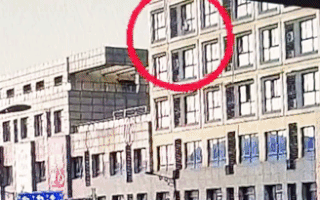 Video: Cháu bé 2 tuổi rơi từ tầng 5 chung cư xuống đất, 2 người nhanh tay đỡ được