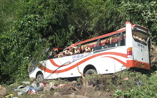 Video: Cận cảnh xe khách chở đoàn từ thiện lao xuống vực ở đèo Đại Ninh, Bình Thuận