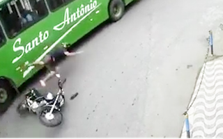 Video: Chiếc mũ bảo hiểm giúp người đàn ông thoát chết thần kỳ dưới bánh xe buýt