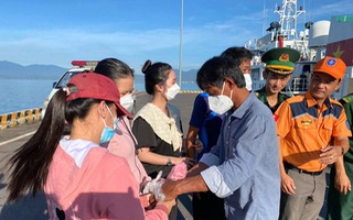 Video: Sáng 24-7, 5 ngư dân gặp nạn trên biển đã được đưa về đến Cam Ranh