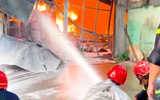 Video: Cháy kho chứa sơn ở Đà Nẵng, khói lửa cuồn cuộn bốc cao hàng chục mét