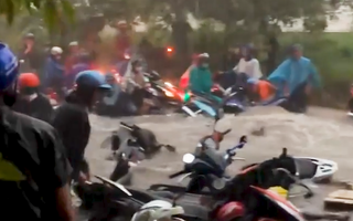 Video: Nước cuồn cuộn sau mưa lớn, cuốn trôi nhiều xe máy của công nhân ở Đồng Nai