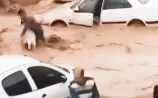 Video: Lũ quét cuốn trôi hàng trăm ô tô khiến 21 người thiệt mạng