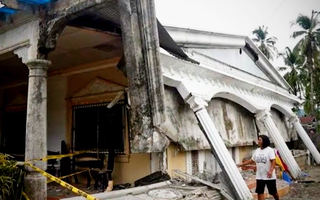 Video: Hiện trường nhiều tòa nhà sụp đổ do động đất mạnh ở Philippines