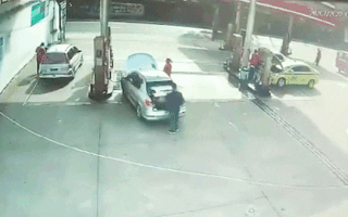 Video: Ô tô nổ tung ở cây xăng, người đàn ông bị hất văng lên không trung nguy kịch