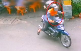 Video: Ngồi ăn sáng bên lề đường bị giật dây chuyền hơn 11 triệu đồng