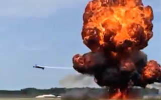Video: Xe tải gắn động cơ phản lực bất ngờ nổ tung tại Mỹ