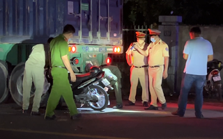 Video: Xe container đậu không cảnh báo, một người đi xe máy tông vào tử vong ở Bình Dương