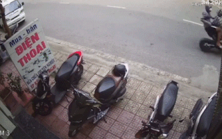 Video: Ô tô mất lái lùa hàng loạt xe máy đang đậu bên đường ở Thái Bình