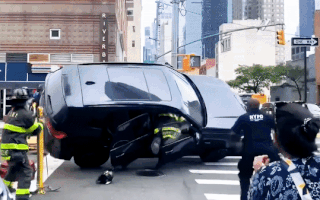 Video: Một lính cứu hỏa bị ô tô đè gãy chân khi đang cố gắng cứu tài xế gặp nạn