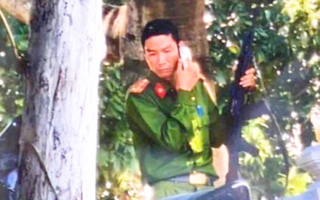 Video: Nghi phạm nổ súng cướp tiệm vàng ở Huế mặc đồ giống trang phục công an
