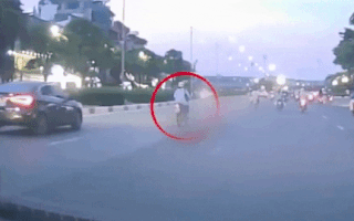 Video: Áo cuốn vào xe khiến cô gái ngã nhào trên đường, cảnh báo nguy hiểm khi tham gia giao thông