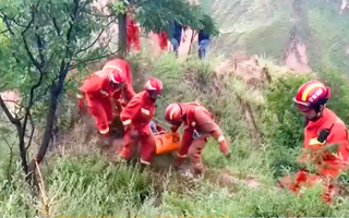 Video: Cứu người đàn ông bị rơi xuống hố sụt sâu 100m ở Trung Quốc