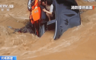 Video: Khoảnh khắc tài xế đu dây vượt qua dòng lũ chảy xiết ở Trung Quốc