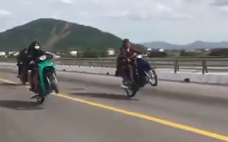 Video: Nhóm 'quái xế' bốc đầu xe với tốc độ cao... bị công an mời làm việc