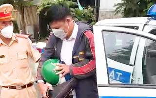 Video: Cán bộ coi thi gặp tai nạn trên đường được CSGT chở đến điểm coi thi