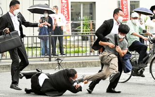 Video: Một nghi phạm bị bắt giữ tại hiện trường cựu thủ tướng Abe Shinzo bị ám sát