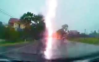 Video: Sét đánh trúng cột đèn gây tóe lửa, 2 người đi xe máy thoát nạn