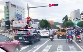 Video: CSGT Vũng Tàu vào cuộc xử lý ô tô vượt đèn đỏ, tài xế để trẻ em thò hơn nửa người ra cửa sổ trời