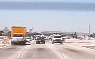 Video: Máy bay lao xuống đường cao tốc, bốc cháy ngùn ngụt ở Mỹ